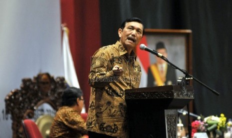 Menteri Koordinator Bidang Politik Hukum dan Keamanan Luhut Binsar Panjaitan saat memberikan sambutan pada pembukaan Rapat Koordinasi Penanganan Konflik Sosial 2015 di Jakarta, Rabu (16/9). 