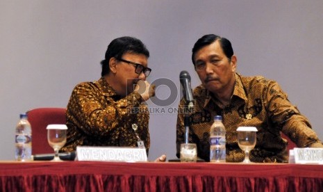 Menteri Koordinator Bidang Politik Hukum dan Keamanan Luhut Binsar Panjaitan (kanan) bersama Menteri Dalam Negeri Tjahjo Kumolo (kiri) berbincang jelang pembukaan Rapat Koordinasi Penanganan Konflik Sosial 2015 di Jakarta, Rabu (16/9). 