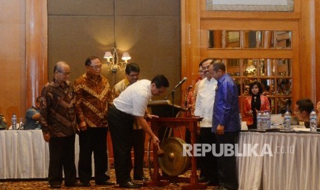 Menteri Koordinator Bidang Politik, Hukum, dan Keamanan Luhut Binsar Pandjaitan memukul gong sebagai tanda dibukanya Simposium Nasional yang bertema Membedah Tragedi 1965, Pendekatan Kesejarahan di Jakarta, Senin (18/4). (Republika / Raisan Al Farisi )