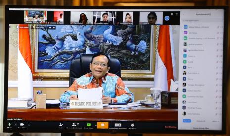 Menteri Koordinator Bidang Politik, Hukum, dan Keamanan, Mahfud MD saat melaksanakan konferensi video dengan media, Jumat (27/3). 