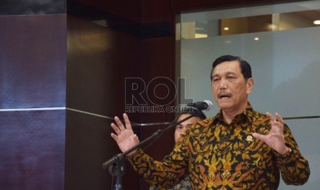 Menteri Koordinator bidang Politik, Hukum dan Keamanan (Menko Polhukam) Luhut Binsar Pandjaitan memberikan sambutan seusai acara sertijab di kantor Kemenpolhukam, Jakarta, Kamis (13/8).Republika/Rakhmawaty La'lang