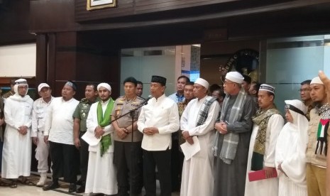 Coordinating Minister for Political and Security Affairs Wiranto receives representatives of 2nd Defend Tawheed rally committee at his office, Jakarta, Friday (Nov 2).  