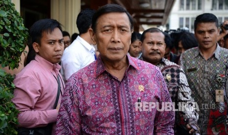 Menteri Koordinator Bidang Politik, Hukum, dan Keamanan (Menko Polhukam) Wiranto (tengah) berjalan meninggalkan ruangan usai menjawab pertanyaan wartawan di Kemenko Polhukam, Jakarta, Jumat (31/5/2019).