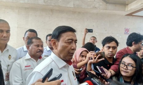 Menteri Koordinator Bidang Politik Hukum dan Keamanan (Menko Polhukam) Wiranto menanggapi kericuhan yang terjadi di Deiyai, Papua Barat, di Komplek Parlemen RI, Jakarta Kamis (29/8).