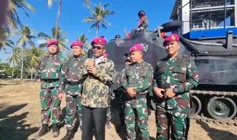 Menteri Koordinator Bidang Politik, Hukum dan Keamanan (Menko Polhukam) Mahfud MD menerima penyematan sebagai warga kehormatan dari Korps Marinir TNI AL. 