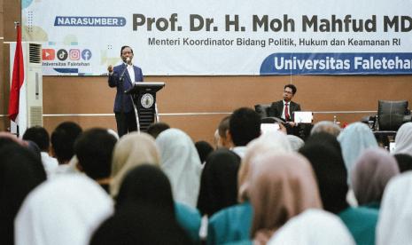 Menteri Koordinator Bidang Politik, Hukum, dan Keamanan (Menko Polhukam) Mahfud MD saat menghadiri Seminar Kebangsaan di Universitas Faletehan, Cilegon, Serang, Banten, Rabu (13/12/2023). 