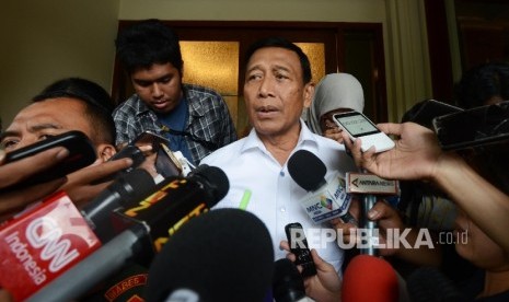  Menteri Koordinator bidang Politik Hukum dan Keamanan (menkopolhukam) Wiranto 