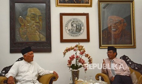 Wakil Pengasuh Pesantren Tebuireng, KH Abdul Hakim Mahfudz atau Gus KIkin (kiri).