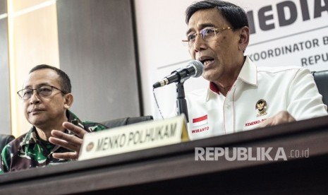 Menteri Koordinator Bidang Politik Hukum dan Keamanan (Menkopolhukam) Wiranto (kanan) bersama Kapuspen TNI Mayjen TNI Sisriadi (kiri) keterangan pers tentang situasi keamanan terkait penetapan hasil rekapitulasi Pemilu 2019, di Kemenko Polhukam, Jakarta, Selasa (21/5/2019). 