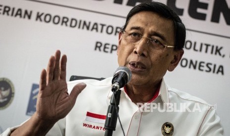 Menteri Koordinator Bidang Politik Hukum dan Keamanan (Menkopolhukam) Wiranto memberikan keterangan pers tentang situasi keamanan terkait penetapan hasil rekapitulasi Pemilu 2019, di Kemenko Polhukam, Jakarta, Selasa (21/5/2019). 