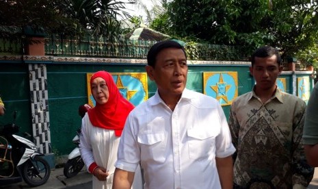 Menteri Koordinator bidang politik, hukum dan keamanan (Menkopulhukam) Wiranto didampingi istri menyalurkan hak suaranya di TPS 19, Kecamatan Cipayung, Jakarta Timur pada Rabu, (17/4) pagi. 