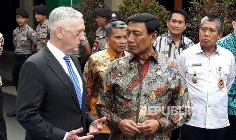 Menteri Koordinator Bidang Politik, Hukum, dan Keamanan Republik Indonesia (Menko Polhukam RI) Wiranto dan Menteri Pertahanan Amerika Serikat (Menhan AS) James Mattis usai melakukan pertemuan di Kantor Kemenko Polhukam, Gambir, Jakarta Pusat, Selasa (23/1). 