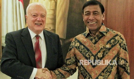 Menteri Koordinator Bidang Politik, Hukum, dan Keamanan Republik Indonesia Wiranto usai melakukan pertemuan dengan Duta Besar Australia Gary Quinlan AO di Kemenko Polhukam, Jakarta Pusat, Senin (4/6). 