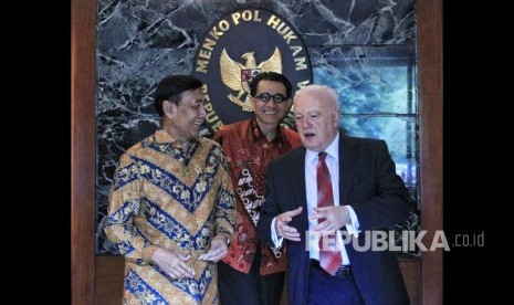 Menteri Koordinator Bidang Politik, Hukum, dan Keamanan Republik Indonesia Wiranto usai melakukan pertemuan dengan Duta Besar Australia Gary Quinlan AO di Kemenko Polhukam, Jakarta Pusat, Senin (4/6).