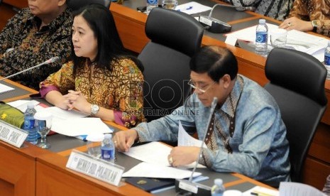 Menteri Koordinator Bidang Politik, Hukum dan Keamanan Tedjo Edhi Purdijatno (kanan), Menteri Koordinator Bidang Pembangunan Manusia Puan Maharani (kiri) mengikuti rapat dengan Badan Anggaran (Banggar) DPR di Komplek Parlemen, Jakarta, Selasa (10/2).