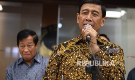 Menteri Koordinator bidang Politik, Hukum dan Keamanan Wiranto (kanan) , didampingi Ketua Umum Dewan Pimpinan Pusat Persatuan Purnawirawan ABRI (Pepabri), Jenderal TNI (Purn) Agum Gumelar (kiri)memberikan keterangan pers usai melakukan rapat koordinasi terbatas bersama sejumlah tokoh di Kemenko Polhukam, Jakarta, Jumat (12/5).