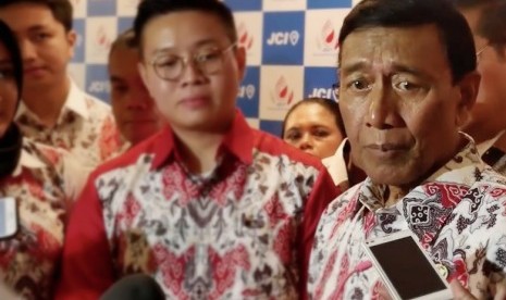 Menteri Koordinator Bidang Politik, Hukum, dan Keamanan Wiranto (kanan).