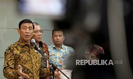 Menteri Koordinator bidang Politik, Hukum dan Keamanan Wiranto memberikan keterangan pers usai melakukan rapat koordinasi terbatas bersama sejumlah tokoh Purnawirawan di Kemenko Polhukam, Jakarta, Jumat (12/5).