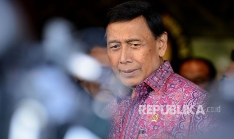 Menteri Koordinator Bidang Politik, Hukum, dan Keamanan Wiranto menjawab pertanyaan wartawan di Kemenko Polhukam, Jakarta, Jumat (31/5/2019). 