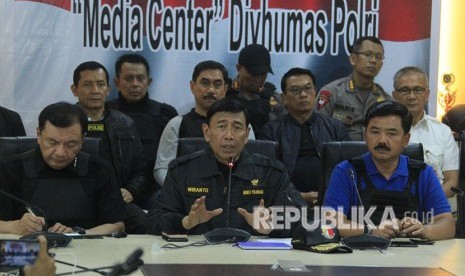 Menteri Koordinator bidang Politik, Hukum, dan Keamanan Wiranto saat memberikan keterangan pers di Direktorat Polisi Satwa Baharkam Polri, Depok, Kamis (10/5).