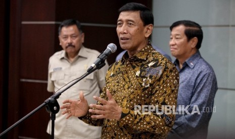 Menteri Koordinator bidang Politik, Hukum dan Keamanan Wiranto (tengah) 