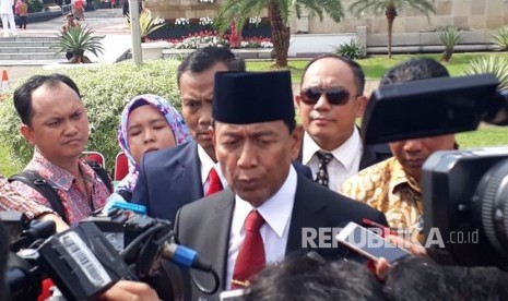 Menteri Koordinator Bidang Politik Hukum dan Keamanan Wiranto usai mengikuti upacara peringatan Hari Pahlawan di Taman Makam Pahlawan Kalibata, Jakarta Selatan, Jumat (10/11).