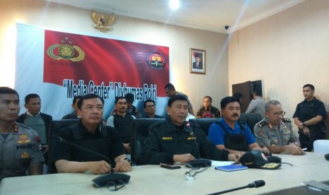 Menteri koordinator Bidang Politik, Hukum dan Kemanan (Menko Polhukam) Wiranto bersama Panglima TNI Hadi Tjahjanto melakukan konferensi pers di Direktorat Polisi Satwa Baharkam Polri, Depok, Kamis (10/5). 