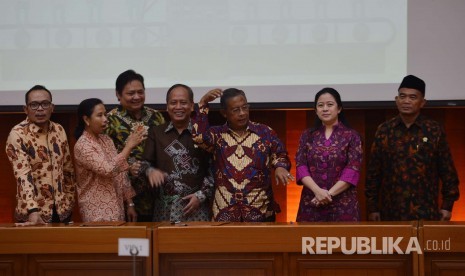 Menteri koordinator dan menteri kabinet Kerja berfoto ala manequin challenge usai menandatangani MoU pengembangan pendidikan kejuruan.