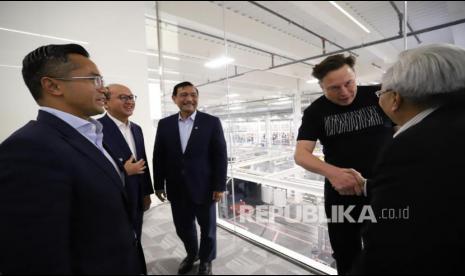 Menteri Koordinator Kemaritiman dan Investasi, Luhut Binsar Pandjaitan didampingi Duta Besar Indonesia untuk AS Rosan Roeslani dan Ketua Dewan Pertimbangan Kadin Anindya Novyan Bakrie, bertemu pendiri Tesla, Elon Musk, di pabrik Tesla terbesar di  Giga Factory Texas,  Amerika Serikat, Selasa (26/4/2022). Tujuan pertemuan itu selain untuk meyakinkan Tesla agar bisa bekerjasama dengan Indonesia untuk penyediaan dan pemrosesan Nikel sebagai bahan baku pembuatan Battery Cell yang berlandaskan ESG (Environment, Social and Government), juga untuk mengundang Elon Musk agar hadir pada acara International Advisory Caucus B20 di Jakarta, awal November.