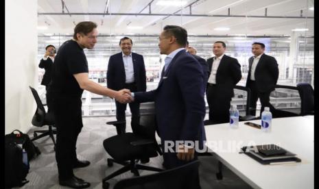 Menteri Koordinator Kemaritiman dan Investasi, Luhut Binsar Pandjaitan didampingi Duta Besar Indonesia untuk AS Rosan Roeslani dan Ketua Dewan Pertimbangan Kadin Anindya Novyan Bakrie, bertemu pendiri Tesla, Elon Musk, di pabrik Tesla terbesar di  Giga Factory Texas,  Amerika Serikat, Selasa (26/4/2022). Tujuan pertemuan itu selain untuk meyakinkan Tesla agar bisa bekerjasama dengan Indonesia untuk penyediaan dan pemrosesan Nikel sebagai bahan baku pembuatan Battery Cell yang berlandaskan ESG (Environment, Social and Government), juga untuk mengundang Elon Musk agar hadir pada acara International Advisory Caucus B20 di Jakarta, awal November.