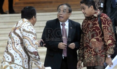 Menteri Koordinator Kemaritiman Indroyono Soesilo usai mengikuti rapat dengan DPR di Kompleks Parlemen Senayan, Jakarta, Selasa (3/1)(Republika/Agung Supriyanto)