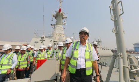 Menteri Koordinator Kemaritiman Luhut Binsar Pandjaitan (kanan) naik ke kapal Kerambit di PT PAL Indonesia (Persero), Surabaya, Jawa Timur, Senin (16/7).