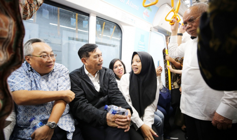 Menteri Koordinator Kemaritiman, Luhut Binsar Pandjaitan saat menjajal MRT Jakarta dari Stasiun Bundaran Hotel Indonesia, Jakarta Pusat, Kamis (29/3) sore.