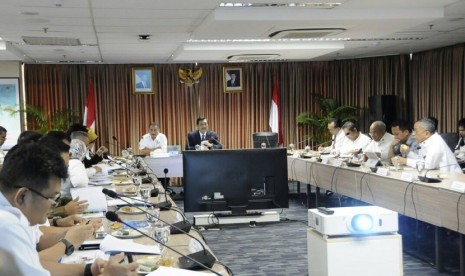 Menteri Koordinator Kemaritiman Luhut Binsar Pandjaitan saat rapat koordinasi bersama kementerian terkait dan stakeholder jelang annual meeting IMF-World Bank 