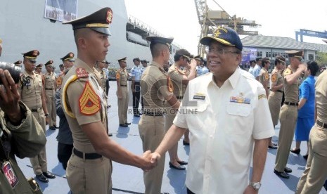 Menteri Koordinator Kemaritiman (Menko Maritim) Indroyono Soesilo memberikan ucapan kepada Taruna Taruni Akademi Angkatan Laut saat upacara penyambutan secara resmi Satuan Tugas (Satgas) Kartika Jala Krida (KJK) 2015 World Expo Milano (WEM) di Dermaga Koma