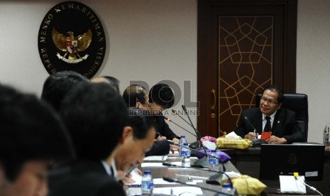 Menteri Koordinator Kemaritiman Rizal Ramli (kanan) berbicara kepada perwakilan khusus PM Jepang (kiri) saat rapat tertutup di Jakarta, Rabu (26/8).