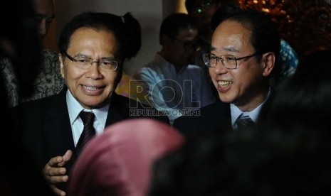  Menteri Koordinator Kemaritiman Rizal Ramli (kiri) Penasehat khusus PM Jepang Hiroto Izumid (kanan) berbicara kepada media usai melakukan pertemuan di Jakarta, Rabu (26/8).