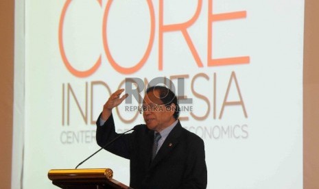 Menteri Koordinator Maritim dan Sumber Daya Manusia, Rizal Ramli memberikan sambutannya dalam Centre of Reform on Economics (CORE) Economic Outlook Indonesia 2016 di Jakrta, Rabu (18/11). 