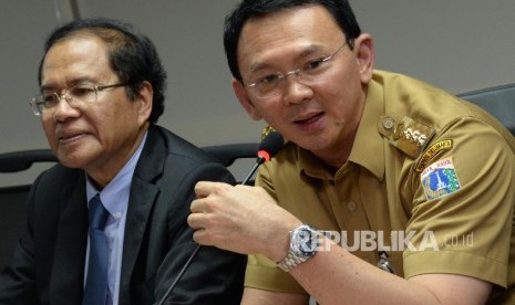 Menteri Koordinator Maritim dan Sumber Daya Rizal Ramli (kiri), dan Gubernur DKI Jakarta Basuki Tjahaja Purnama memberikan keterangan pers hasil Rapat Koordinasi Reklamasi Pantai Utara di Gedung Kemenko Maritim, Jakarta, Senin (18/4).(Republika/Yasin Habib