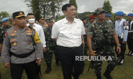 Menteri Koordinator (Menko) Bidang Kemaritiman dan Investasi Luhut Binsar Pandjaitan (tengah), Panglima TNI Jenderal TNI Andika Perkasa (kanan), dan Kapolri Jenderal Pol Listyo Sigit Prabowo (kiri) memeriksa kesiapan anggota TNI saat apel gelar pasukan dalam rangka pengamanan VVIP Presidensi G20 di Denpasar, Bali, Senin (7/11/2022). Sebanyak 14.351 personel prajurit TNI yang terdiri dari Mabes TNI 1.063 orang, Paspampres 1.451 orang, TNI AD 6.552 orang, TNI AL 2.474 orang, TNI AU 2.811 orang yang tergabung dalam Komando Gabungan Terpadu Pengamanan Very Very Important Person (Kogabpadpam VVIP) diterjunkan untuk memastikan keamanan para kepala negara dan delegasi dalam pelaksanaan Konferensi Tingkat Tinggi (KTT) G20 dengan mengerahkan 55 kendaraan lapis baja jenis panser Anoa, 12 KRI, pesawat tempur masing-masing dua F16, Sukhoi 27 dan Sukhoi 30, serta 13 helikopter. 