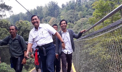 Menteri Koordinator (Menko) Bidang Kemaritiman Luhut Binsar Pandjaitan meresmikan jembatan gantung terpanjang se Asia Tenggara di Sitigunung, Kecamatan Kadudampit, Kabupaten Sukabumi Sabtu (9/3). 