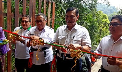 Menteri Koordinator (Menko) Bidang Kemaritiman Luhut Binsar Pandjaitan meresmikan jembatan gantung terpanjang se Asia Tenggara di Sitigunung, Kecamatan Kadudampit, Kabupaten Sukabumi Sabtu (9/3). 