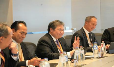 Menteri Koordinator (Menko) Bidang Perekonomian Airlangga Hartarto bertemu Federation of European Sporting Goods (FESI) di sela the 10th ASEAN-EU Business Summit yang diselenggarakan di Brussel, Belgia. Airlangga Hartarto menyatakan, pemerintah berupaya mencegah risiko potensi Pemutusan Hubungan Kerja (PHK).