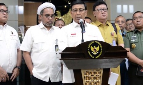 Menteri Koordinator (Menko) Politik Hukum dan HAM (Polhukan), Wiranto saat memberikan keterangan pers terkait ricuh di Papua, Senin (19/8).