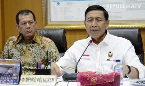 Menteri Koordinator (Menko) Politik Hukum dan Keamanan (Polhukam), Wiranto (Kanan)