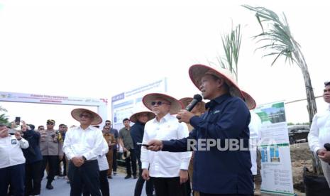 Menteri Koordinator Pangan Zulkifli Hasan mengunjungi kebun tebu dan pabrik gula Kwalamadu, Sumatra Utara.