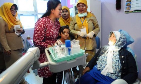 Menteri Koordinator Pembangunan Manusia dan Kebudayaan (Menko PMK), Puan Maharani (tengah) , berbincang dengan seorang pasien saat meninjau ruangan klinik Gigi, di Puskesmas Cisarua, Kabupaten Bandung Barat, Rabu (28/1). 