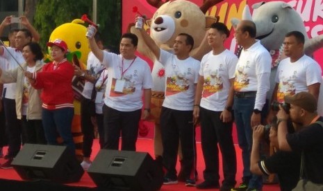 Menteri Koordinator Pembangunan Manusia dan Kebudayaan (Menko PMK) Puan Maharani (berjaket merah) melepas Fun Run Asian Games 2018 di GBK Senayan ini, Ahad (1/7). 