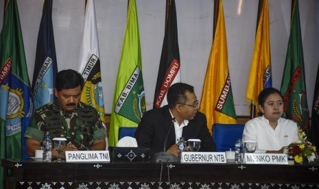 Menteri Koordinator Pembangunan Manusia dan Kebudayaan (Menko PMK) Puan Maharani (kanan) bersama Panglima TNI Marsekal TNI Hadi Tjahjanto (kiri) dan Gubernur NTB Zulkieflimansyah (tengah) menghadiri rapat rekonstruksi dan rehabilitasi pascagempa di Kantor Gubernur NTB di Mataram, Rabu (17/10/2018).