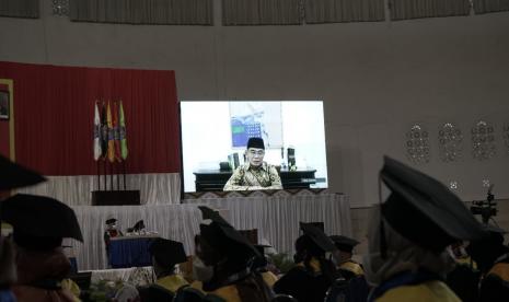 Menteri Koordinator Pembangunan Manusia dan Kebudayaan (Menko PMK) RI, Profesor Muhadjir Effendy menghadiri Gelaran Wisuda ke-100 UMM secara daring, Jumat (2/7). 